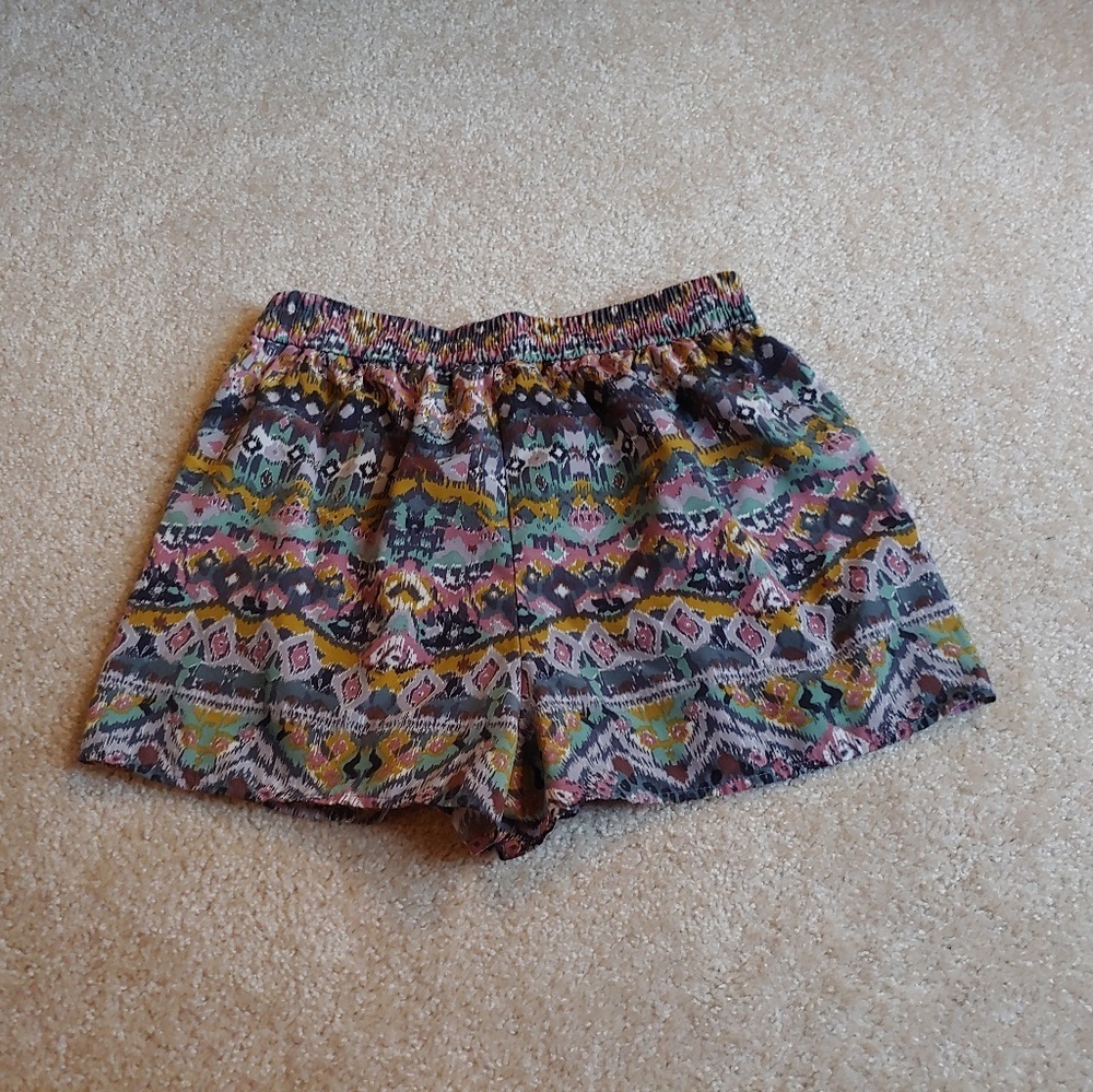 Forever21 tribal print flowy short w/elastic waist - Picture 4 of 4